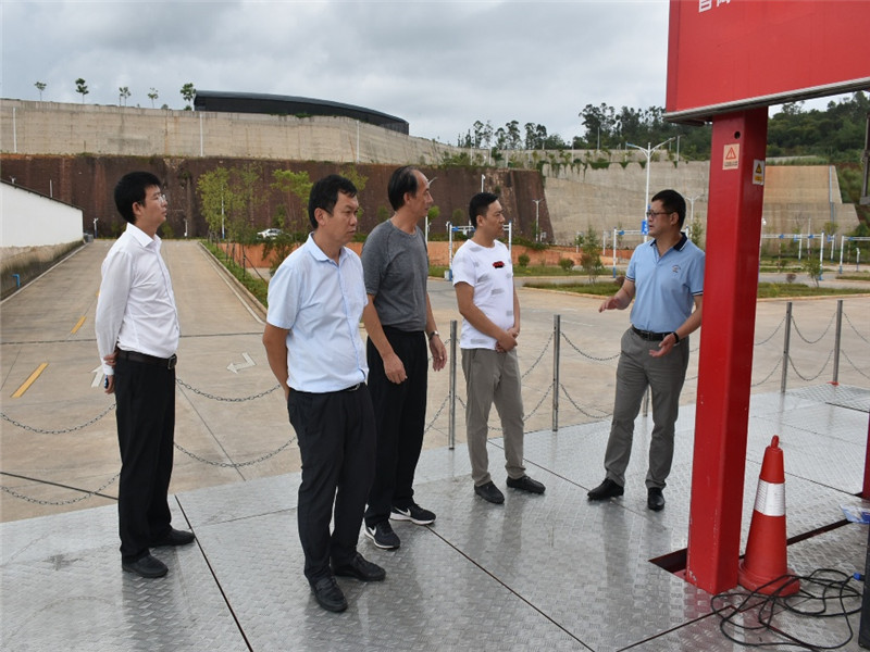 7月23日,玉溪市教育体育局颜永宏副局长一行4人,到峨山开展实