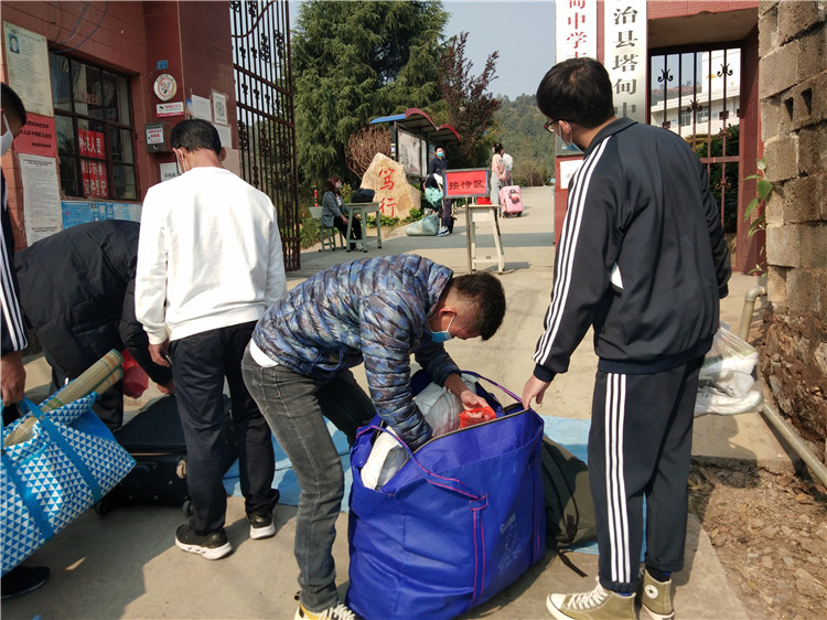 3学生过安检.jpg