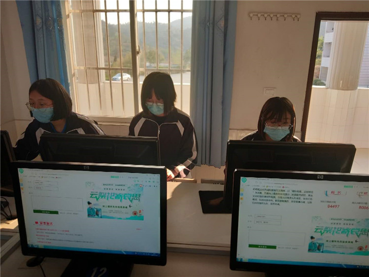 九年级学生在学校机房进行网上祭英烈活动1.jpg 九年级学生在学校机房进行网上祭英烈活动1.jpg