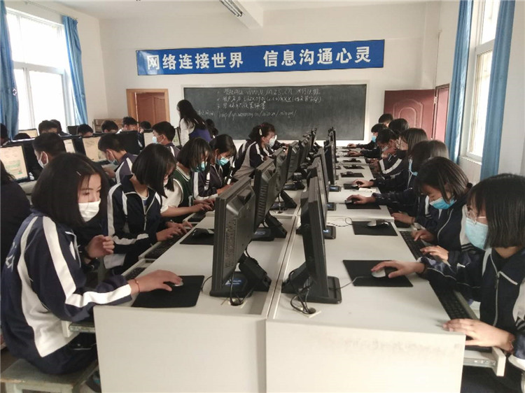 九年级学生在学校机房进行网上祭英烈活动3.jpg 九年级学生在学校机房进行网上祭英烈活动3.jpg