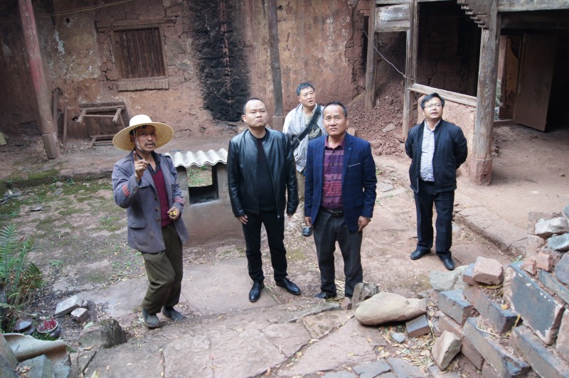 峨山县文旅局对甸中八字岭大庙进行修复前检查