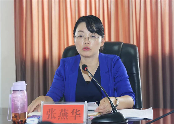 中共峨山县委书记张燕华参加会议并对4个乡镇(街道)和3个县级部门
