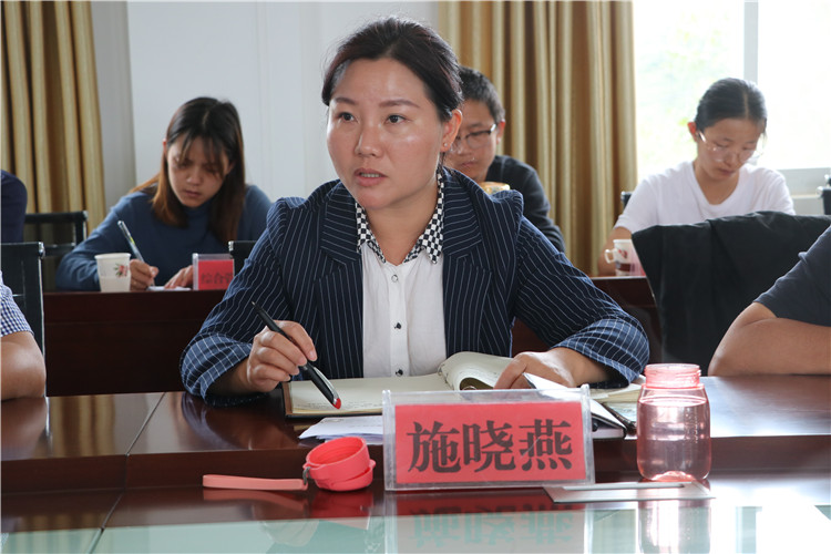 塔甸镇  工作动态        镇党委副书记,镇长施晓燕传达了峨山县推进