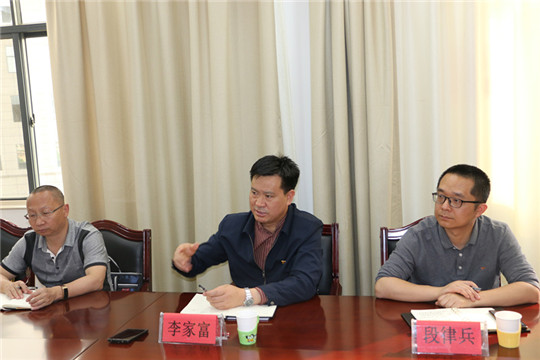 市人力资源社会保障局局长李家富到峨山调研人社重点工作