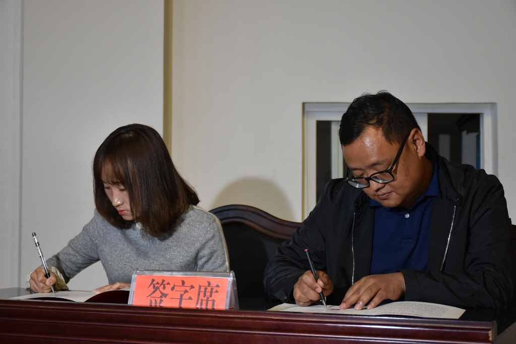 会上,施仲彪与各乡镇(街道)分管领导签订了《峨山县2019年义务教育