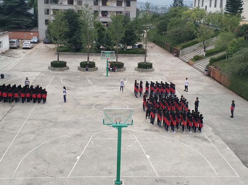 了解峨山  乡镇街道  甸中镇  文化教育卫生军训是中学生活的第一堂课