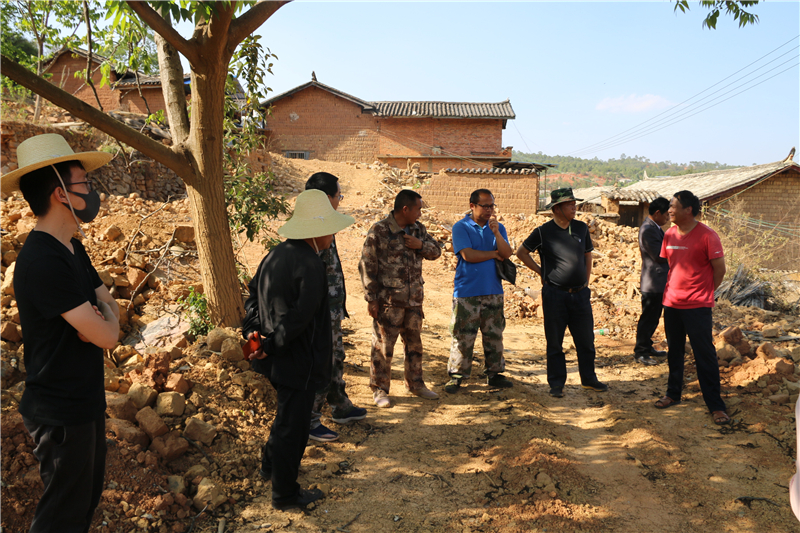 了解峨山  乡镇街道  大龙潭乡  工作动态上午由乡党委书记卢少英主持