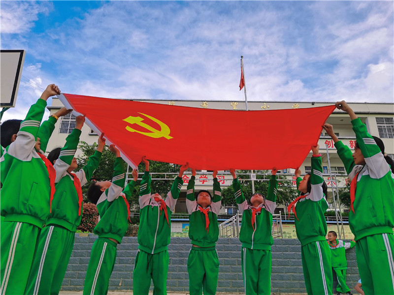 希望学子在党旗下合影.jpg