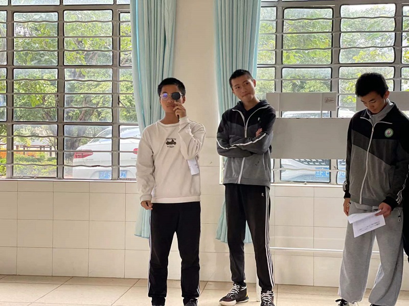 中午13:00,在学校统一部署下,2022年中考体检工作正式开始,学生手持