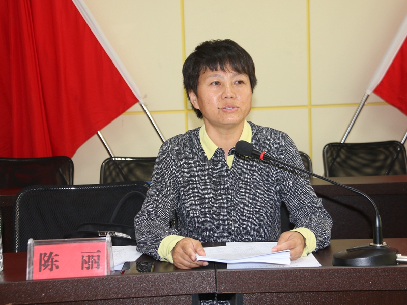 闭幕仪式后,县人大常委会主任陈丽到会为与会代表开展履职培训,陈丽就