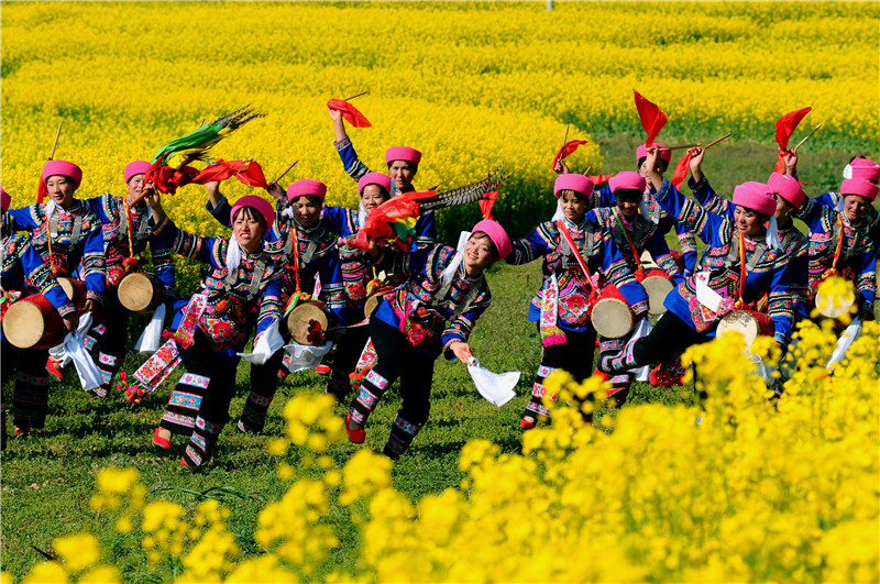 油菜花田妇女跳花鼓舞.jpg