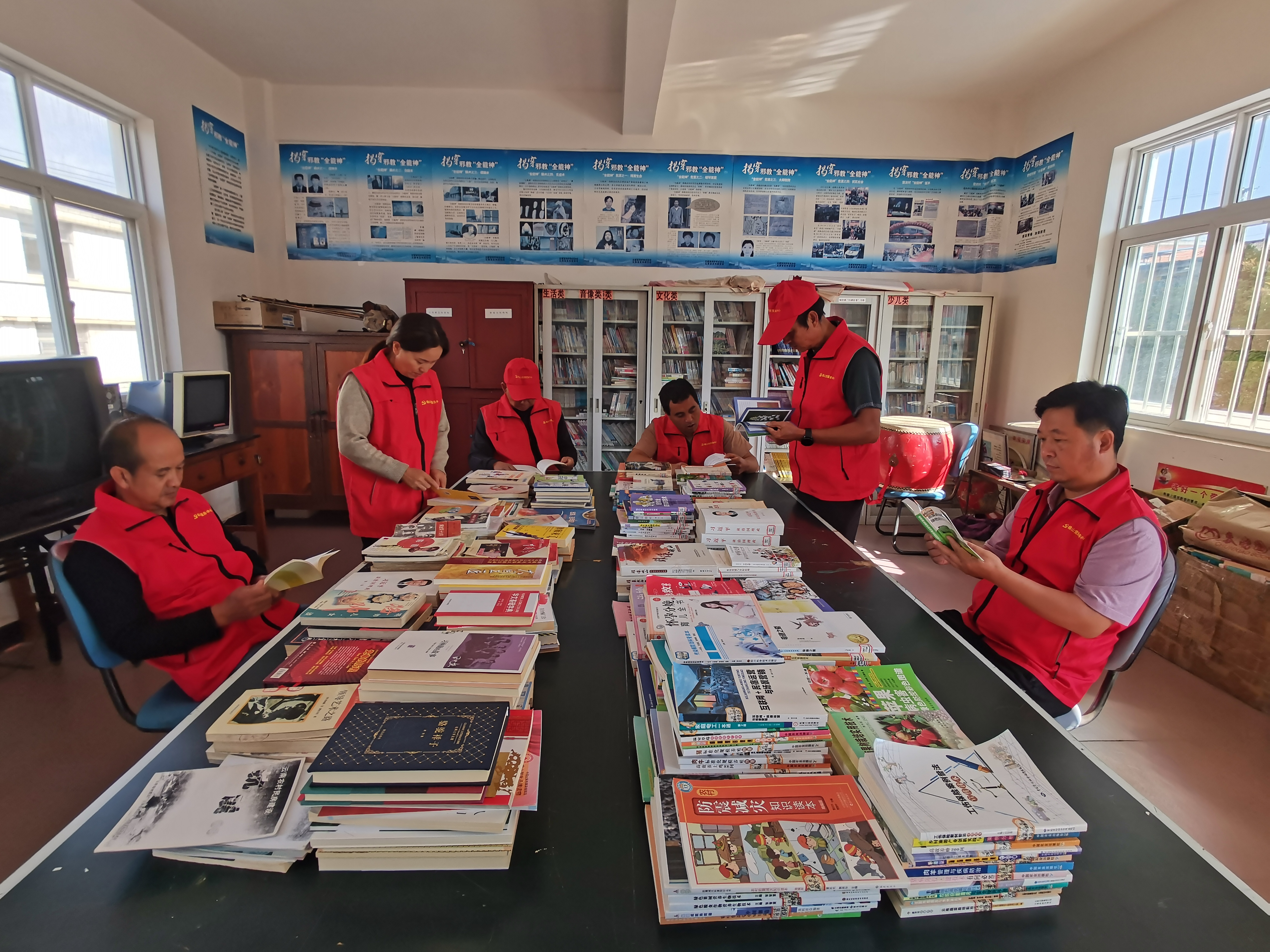 2023年10月15日 甸中社区两委成员 开展全民阅读活动2.jpg