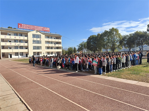 峨山县防震减灾局组织科普工作人员先后到富良棚中学,甸中小学开展