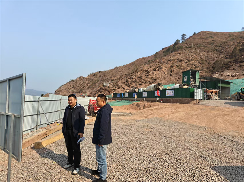 0313 乡长检查光伏项目安全.jpg