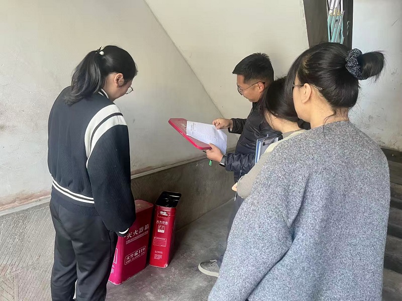 灭火器检查.jpg 灭火器检查.jpg