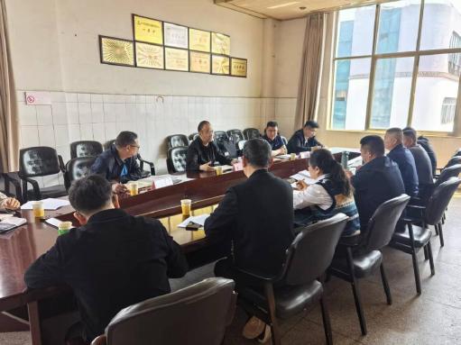 县委书记王勇到县供销社调研指导工作.jpg 县委书记王勇到县供销社调研指导工作.jpg