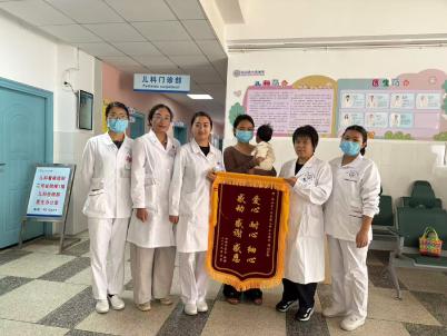 第16期    锦旗传谢意，仁心护童安——我院成功治愈小儿斜颈   (1).jpg