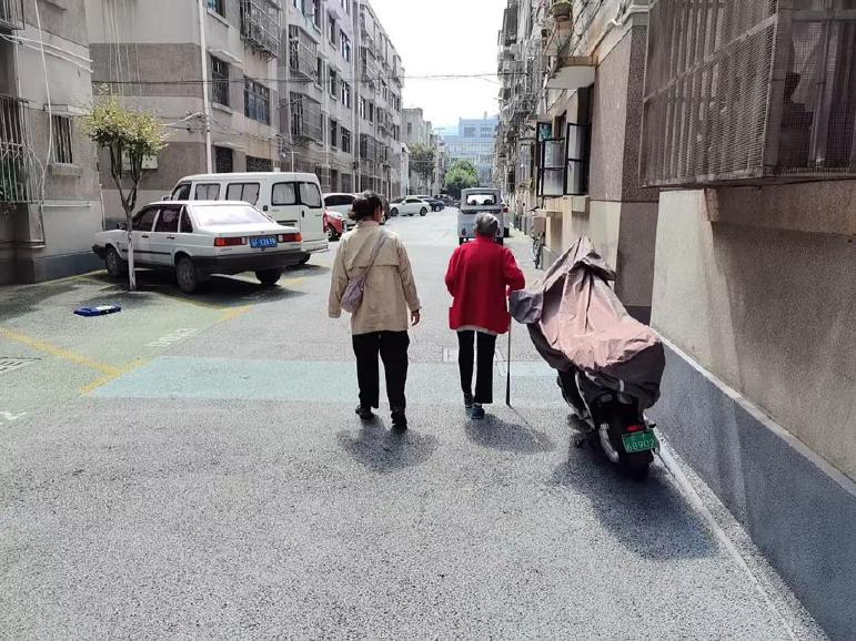 峨山县综合行政政执法局助力高龄迷路老人平安回家.jpg