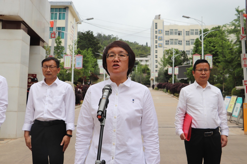 县委书记张名宣布"玉溪市民族中学教育集团"正式成立.jpg